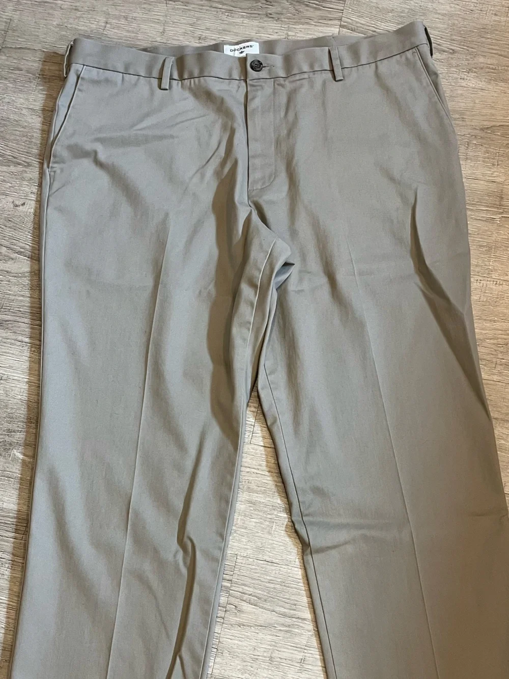 Men's Dockers Dress Chino Pants in Light Khaki 42 x 30